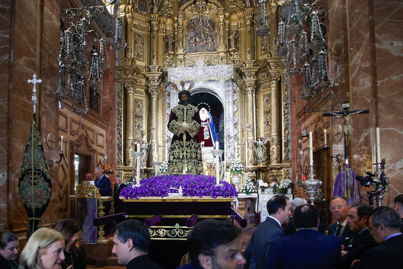 Vía crucis del Señor de la Sentencia en el interior de la basílica de la Macarena