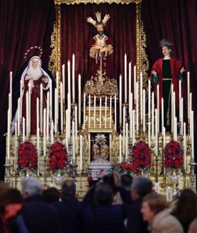 Imagen secundaria 2 - La lluvia deja calles desiertas de vía crucis y templos llenos el primer viernes de Cuaresma en Sevilla