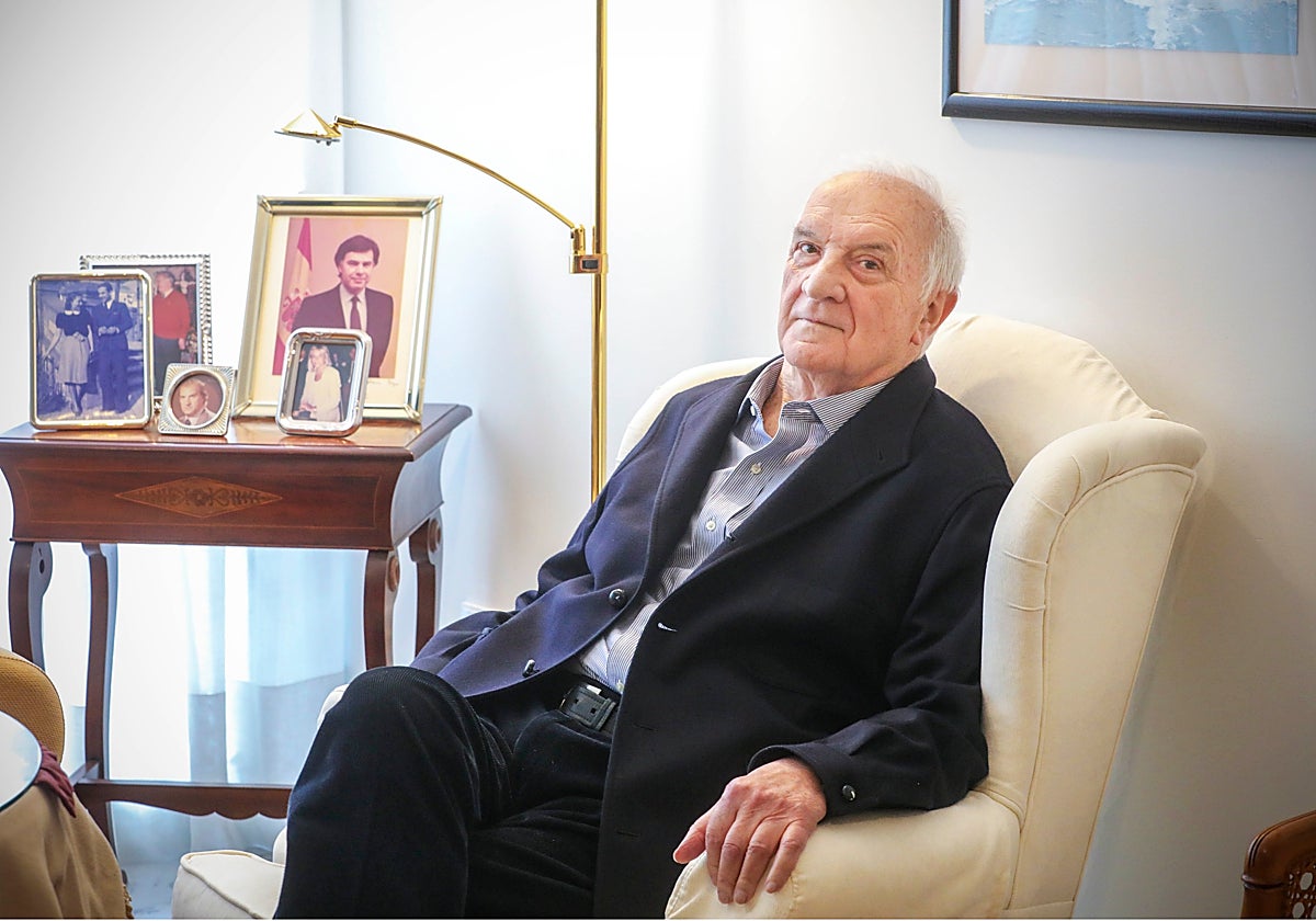 Miguel Rodríguez-Piñero en su domicilio sevillano. Felipe González le dedicó esa foto a dos de sus hijos