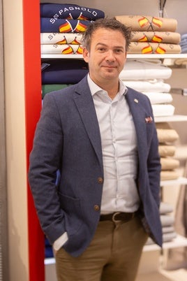 Israel Lamparero, CEO de Spagnolo, posa en una de las tiendas de esta firma textil