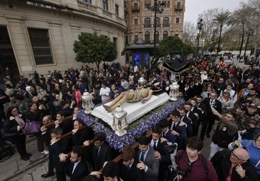 Vía crucis de las Hermandades de Sevilla con el Cristo Yacente del Santo Entierro, en directo