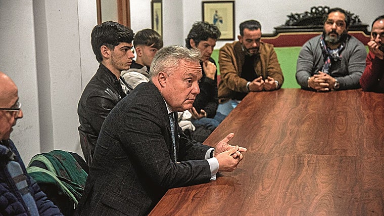 Reunión en la casa hermandad