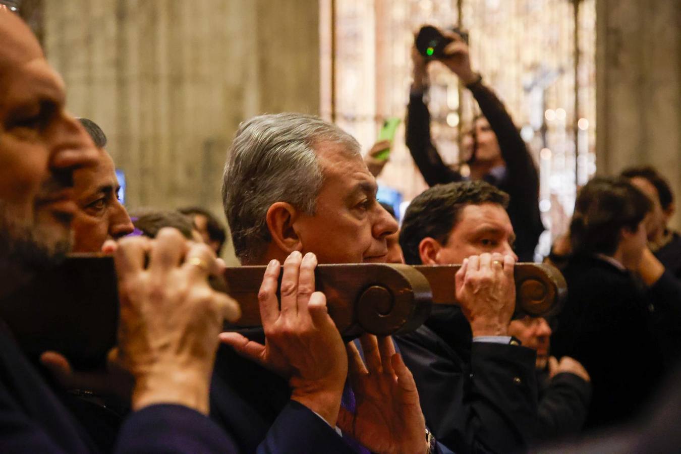 El Cristo Yacente, durante el vía crucis por la Catedral de Sevilla