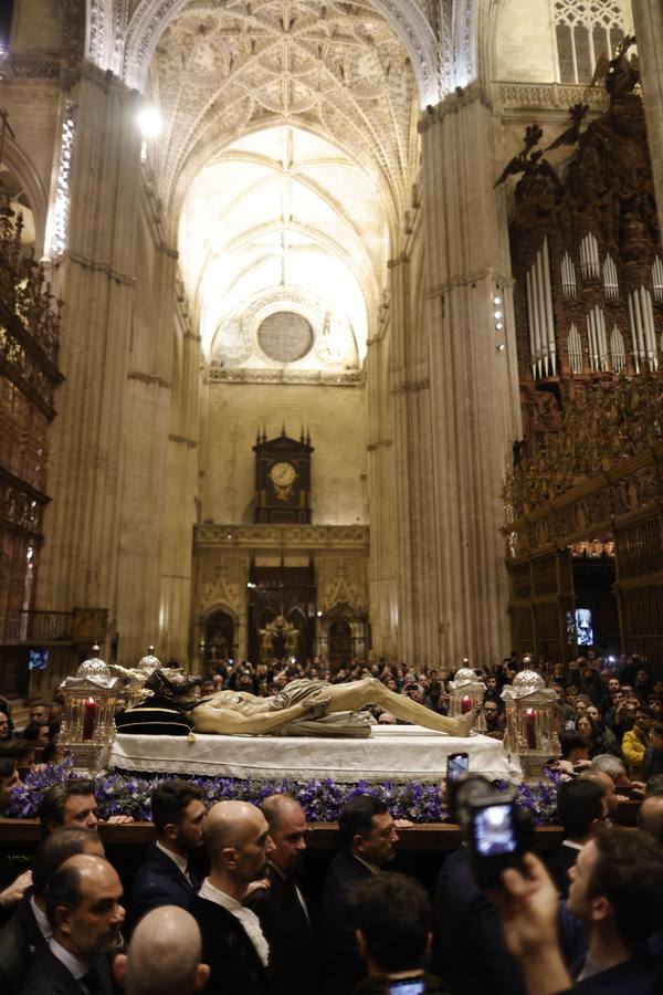 El Cristo Yacente, durante el vía crucis por la Catedral de Sevilla