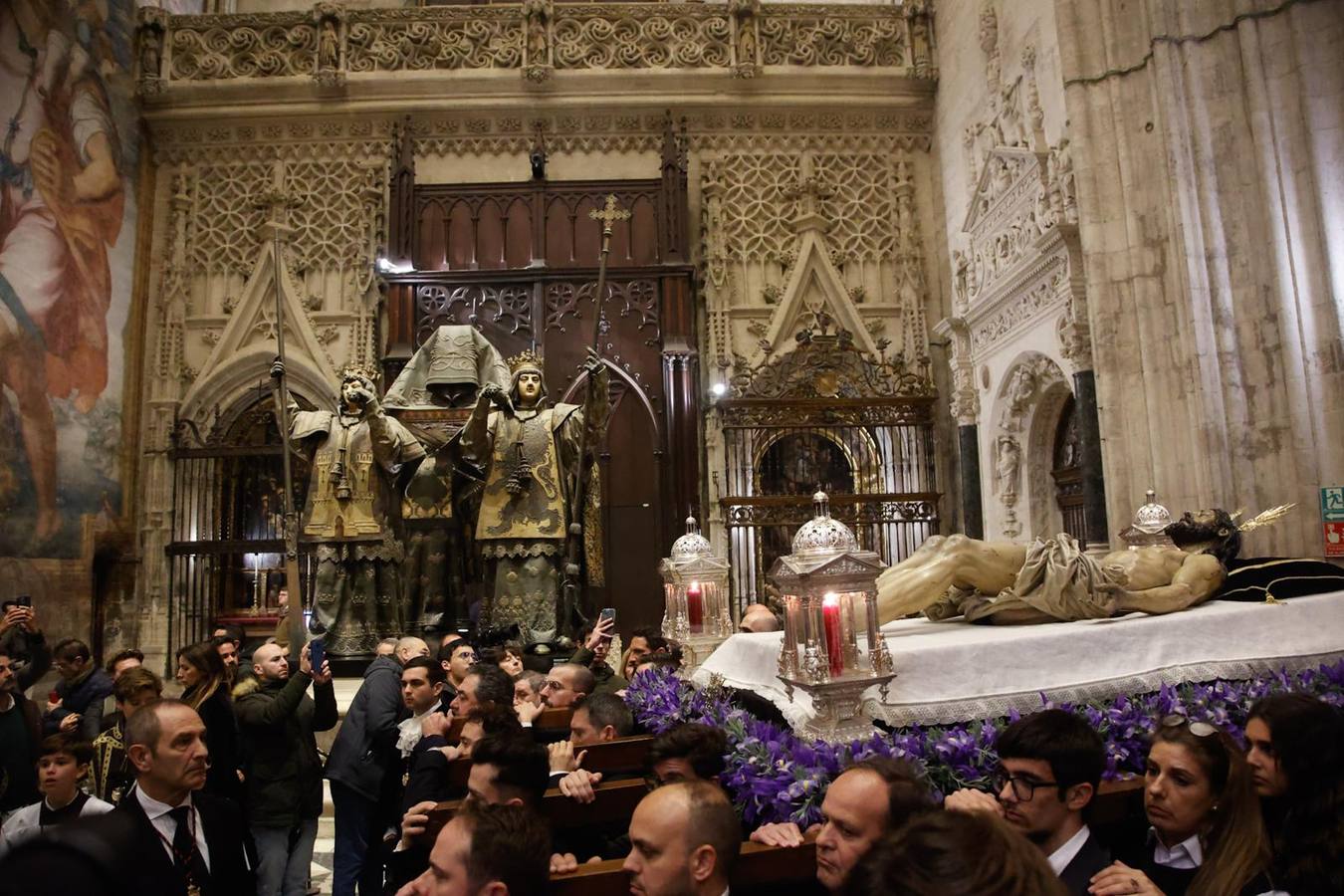 El Cristo Yacente, durante el vía crucis por la Catedral de Sevilla