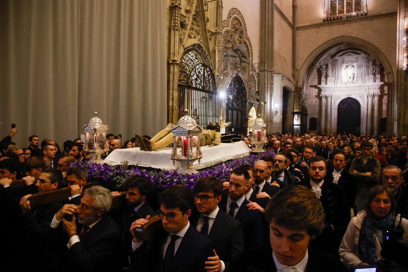 El Cristo Yacente, durante el vía crucis por la Catedral de Sevilla