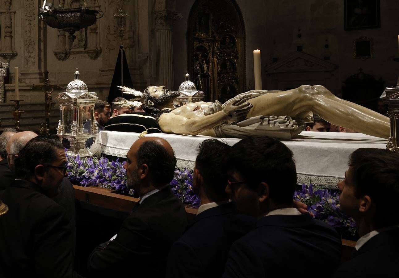 El Cristo Yacente, durante el vía crucis por la Catedral de Sevilla