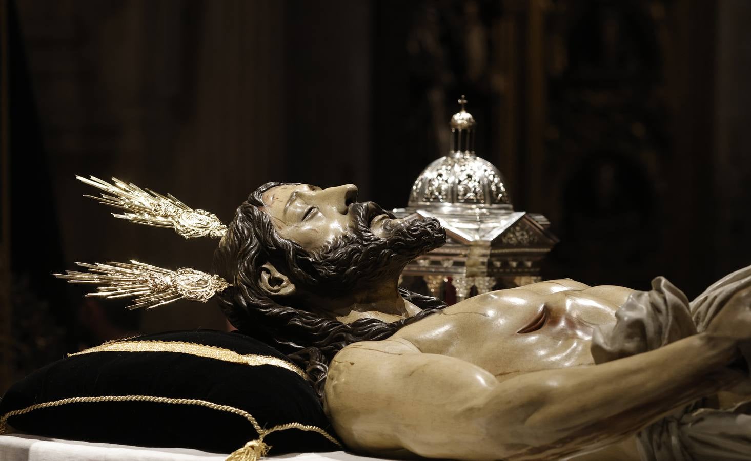 El Cristo Yacente, durante el vía crucis por la Catedral de Sevilla