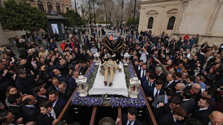 El traslado del Cristo Yacente se completa en media hora