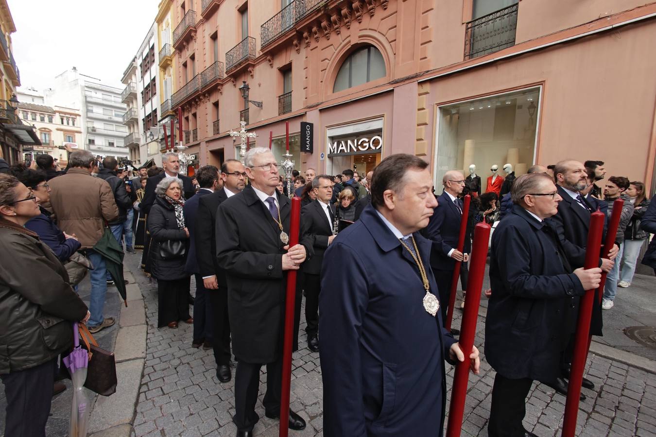 El Cristo Yacente desafió a la lluvia en su traslado a la Catedral
