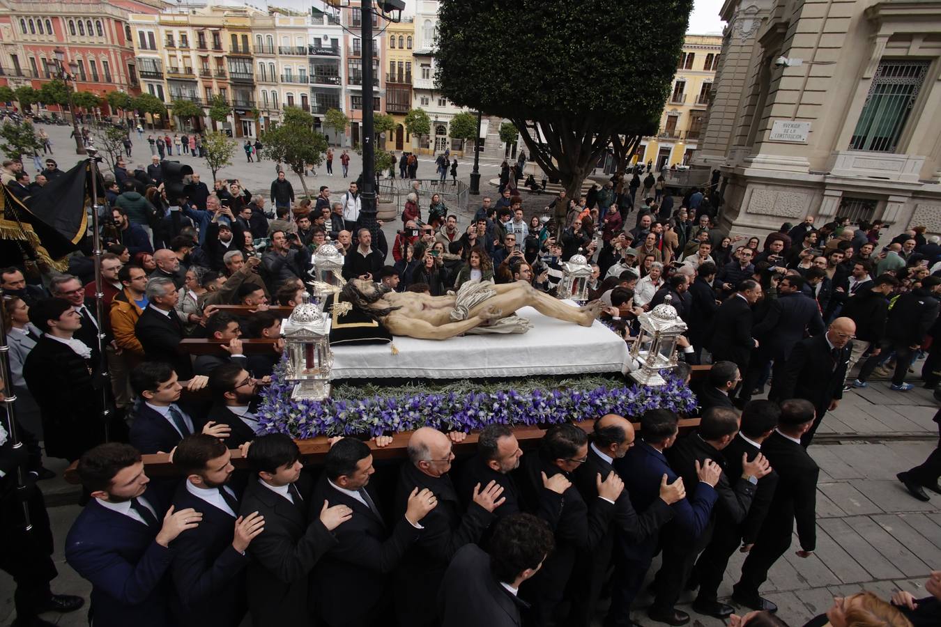 El Cristo Yacente desafió a la lluvia en su traslado a la Catedral