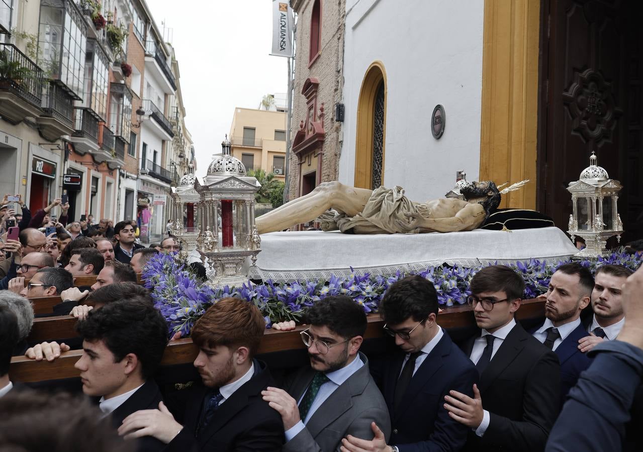 El Cristo Yacente desafió a la lluvia en su traslado a la Catedral
