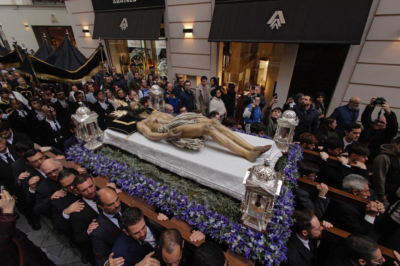 El Cristo Yacente desafió a la lluvia en su traslado a la Catedral
