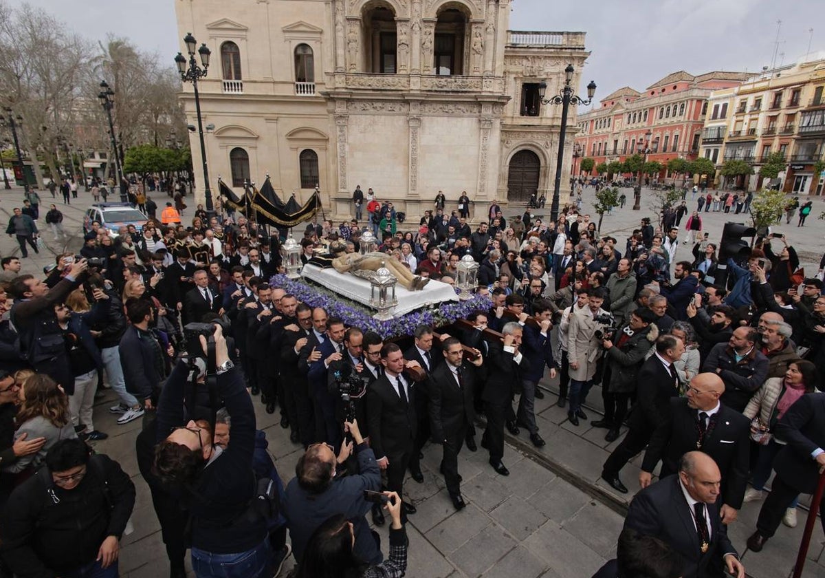 Traslado del Cristo Yacente del Santo Entierro a la Catedral para el vía crucis de las Hermandades de Sevilla