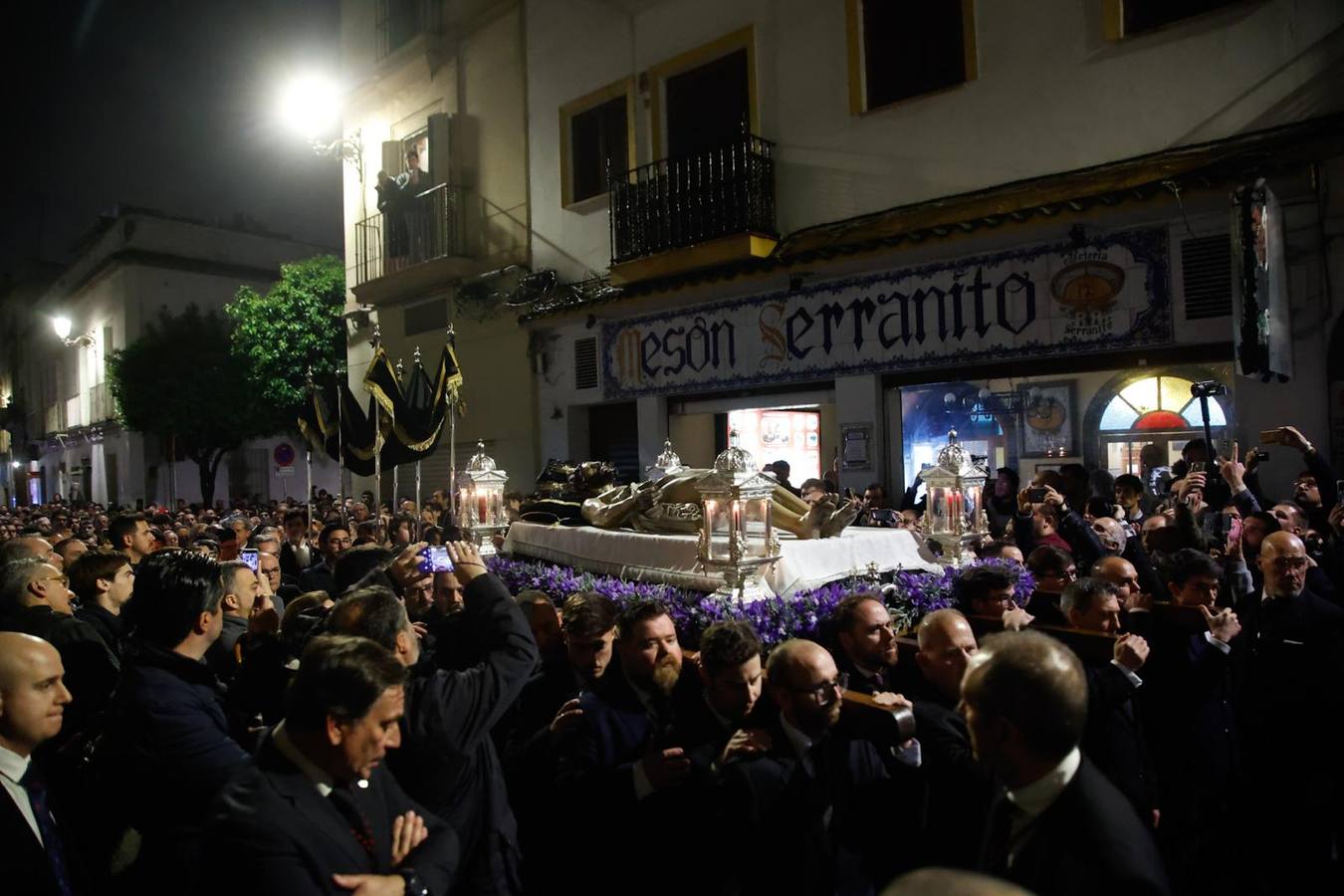 El Cristo Yacente, durante el camino de regreso a su capilla 