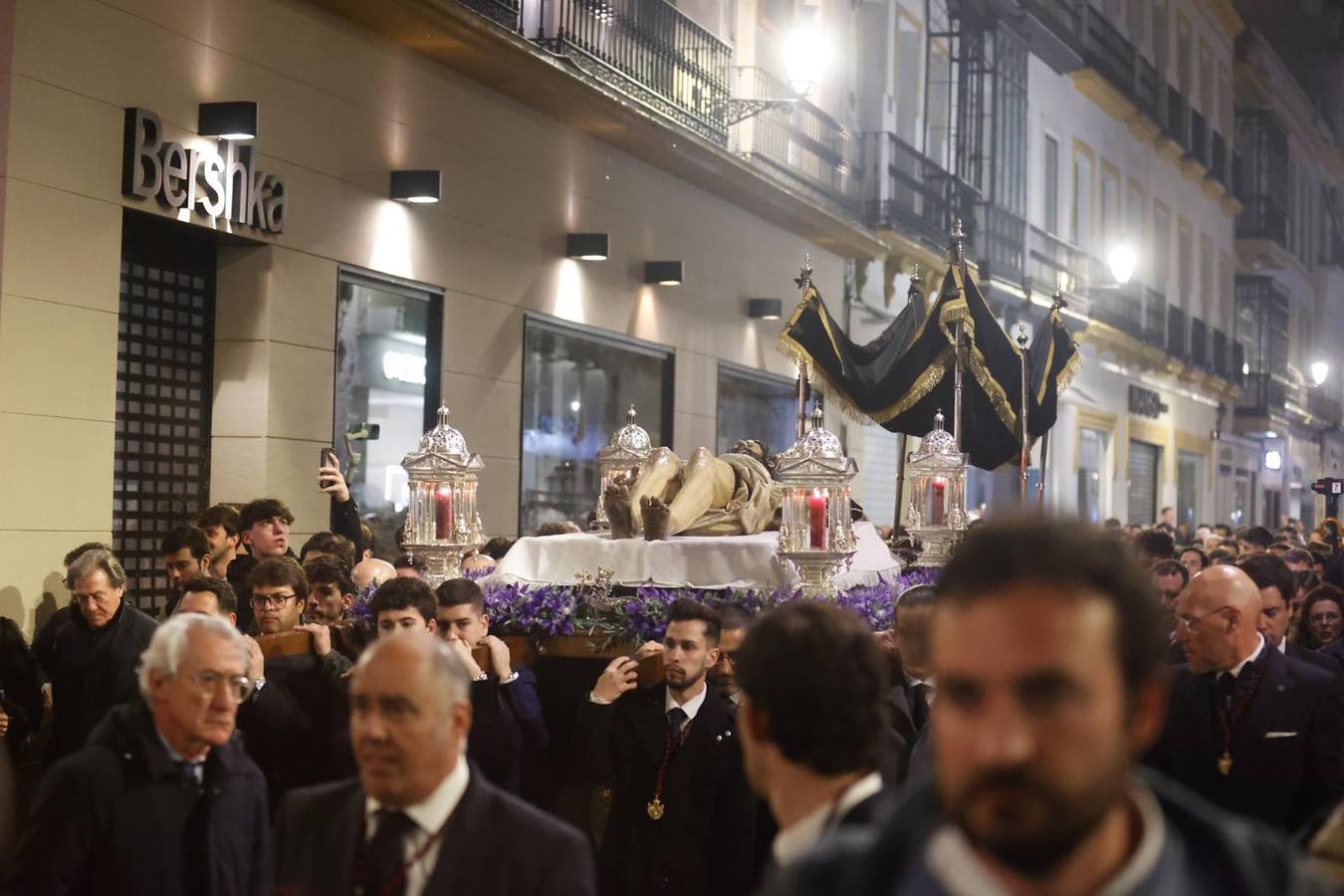 El Cristo Yacente, durante el camino de regreso a su capilla 