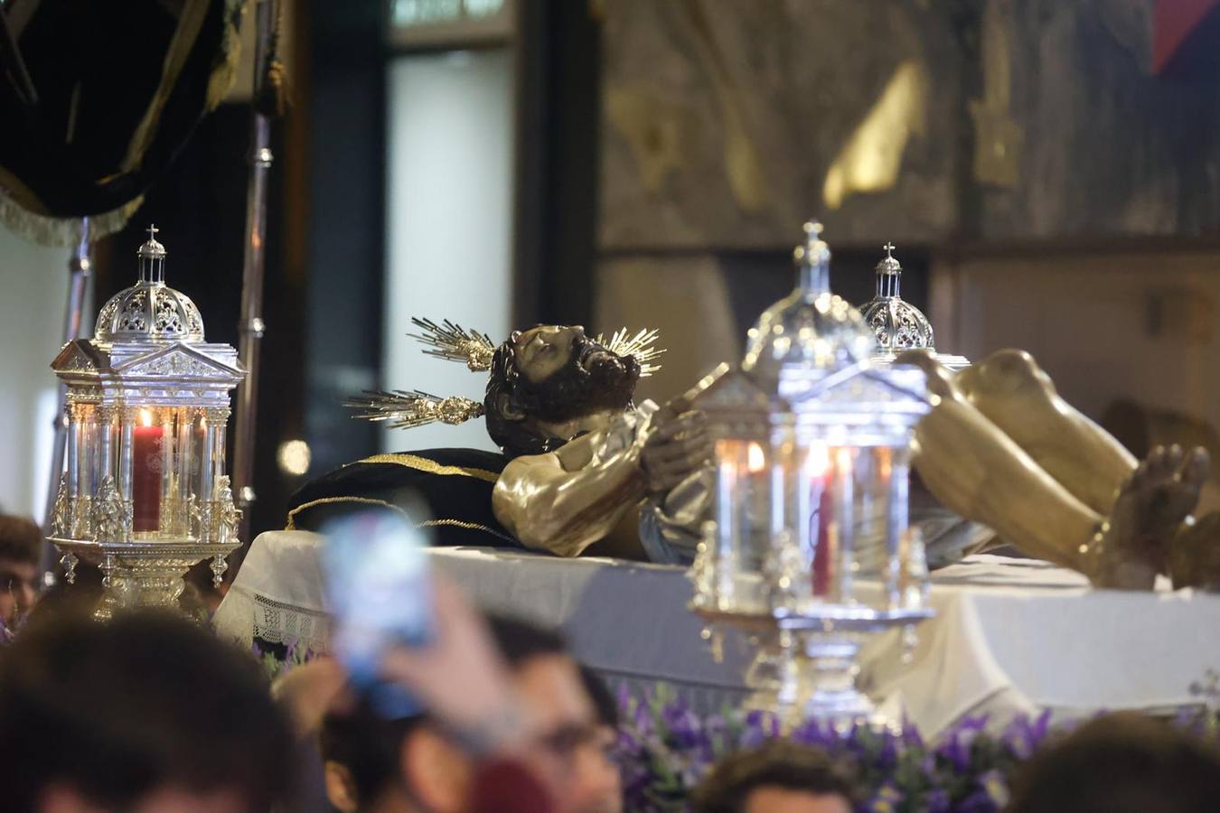 El Cristo Yacente, durante el camino de regreso a su capilla 