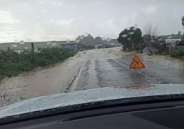 Cortada la SE-5209 en Las Cabezas de San Juan por el desbordamiento del arroyo Higuerón