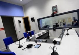 Una radio pública de Andalucía busca presentador con sueldo de 2.800 euros al mes: estos son los requisitos