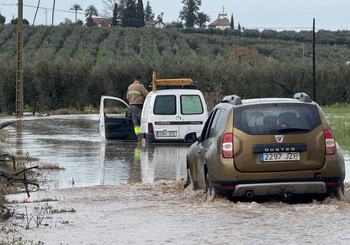 La Policía Local ha cortado el Camino de Aragón por la crecida de los arroyos