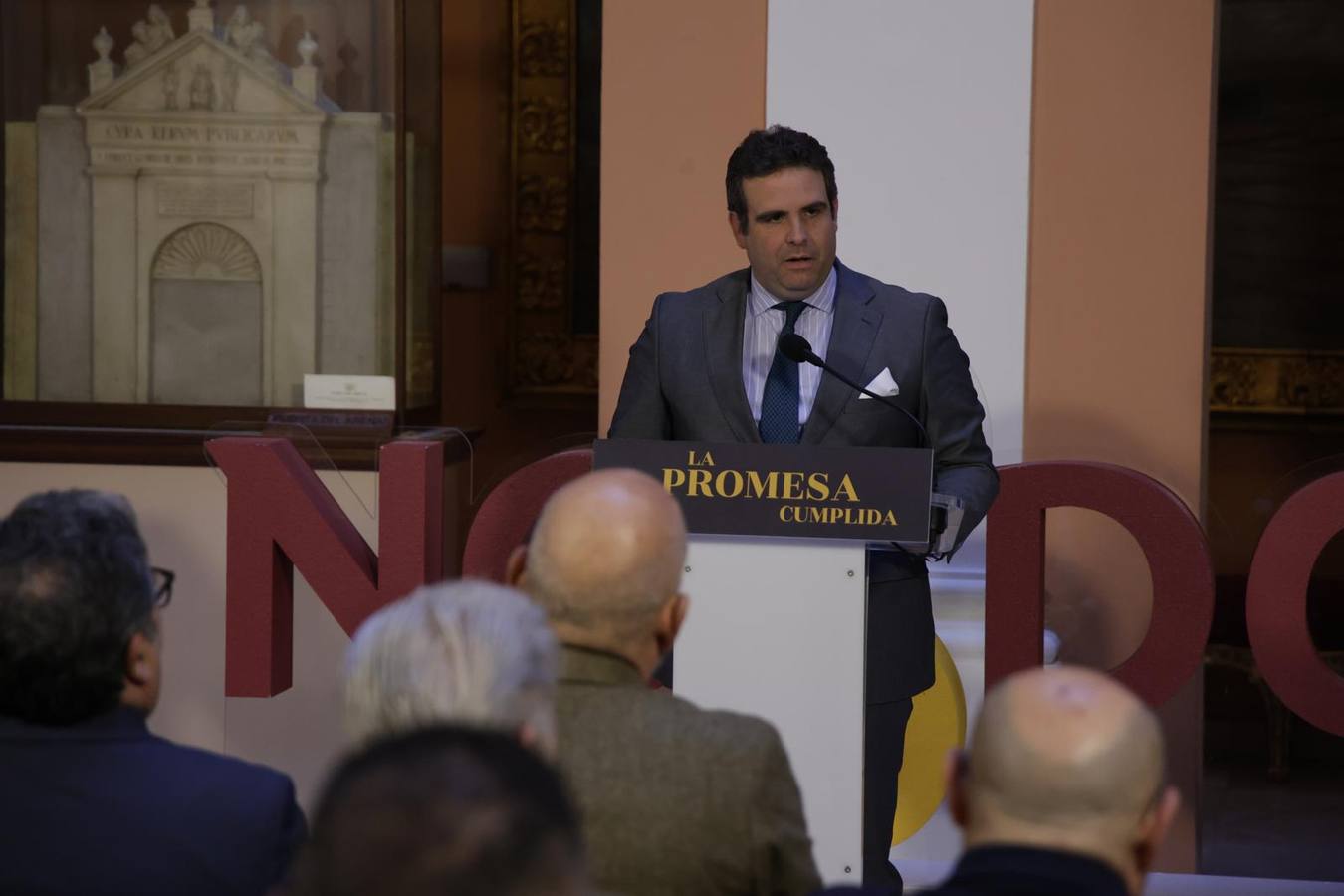 El manto puede verse en el Ayuntamiento de Sevilla hasta el día 22 de marzo
