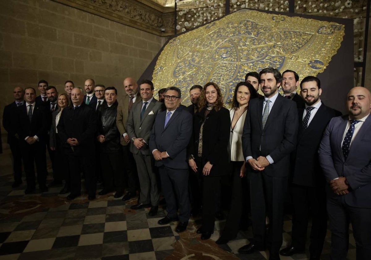 Un momento de la presentación del nuevo manto de la Sed