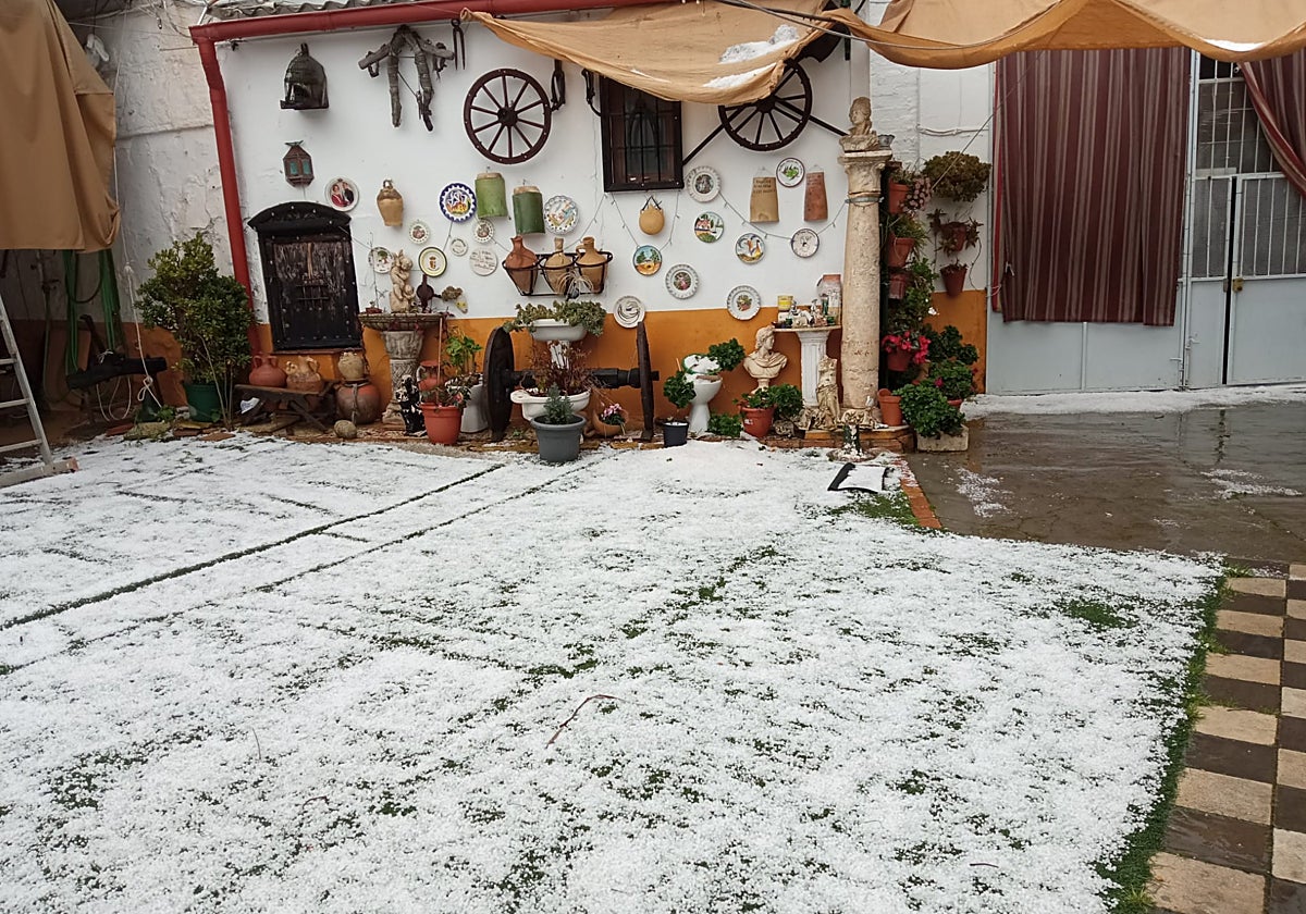 El patio de una vivienda en Arahal después de pasar la tormenta de granizo