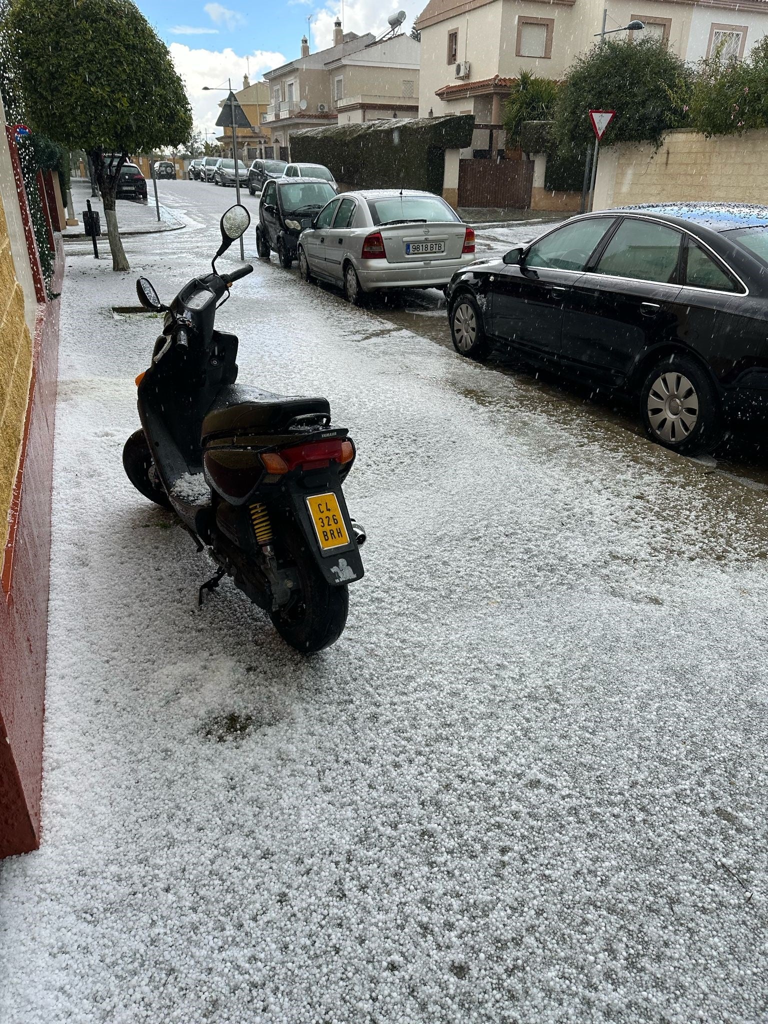 Espectaculares granizadas en varios pueblos de Sevilla: Salteras, Arahal y Alcalá de Guadaira se cubren de hielo