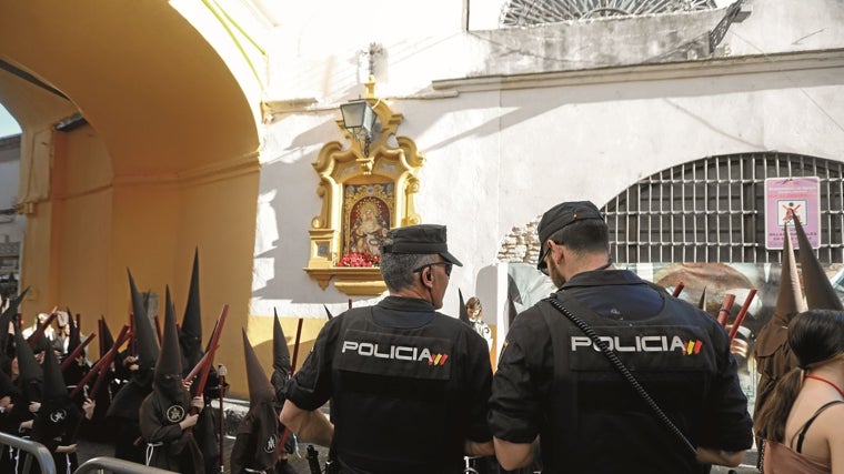 Policías en el Arco del Postigo