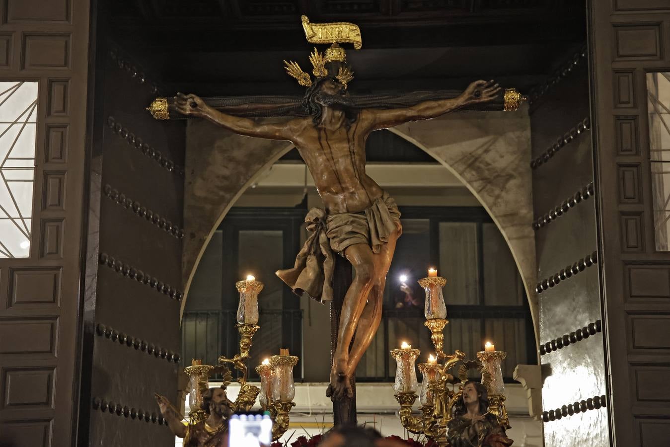 La imagen inédita del Señor erguido ha llamado a miles de sevillanos a acompañar el vía crucis de El Museo 