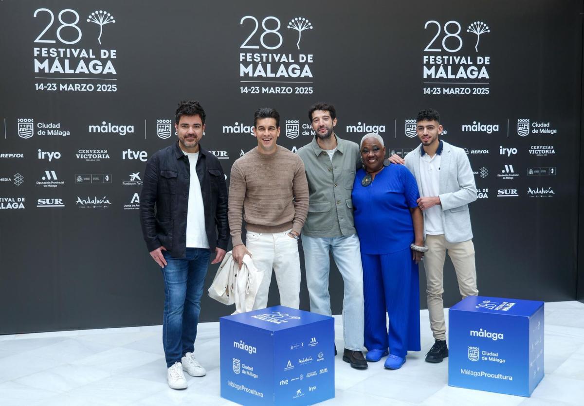 El director Gerard Oms (c), los actores Mario Casas (2i), Jetty Mathurin (d) y IlyassEl Ouahdani (2d) y el productor Carles Torras (i) posan en el photocall de la película 'Muy lejos'