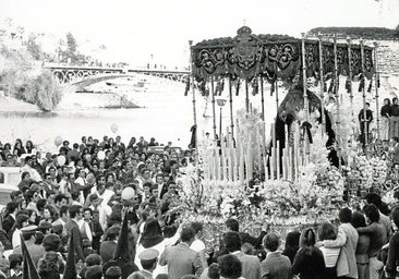 Así fue la Semana Santa de Sevilla de 1975: sin cofradías por el puente de Triana