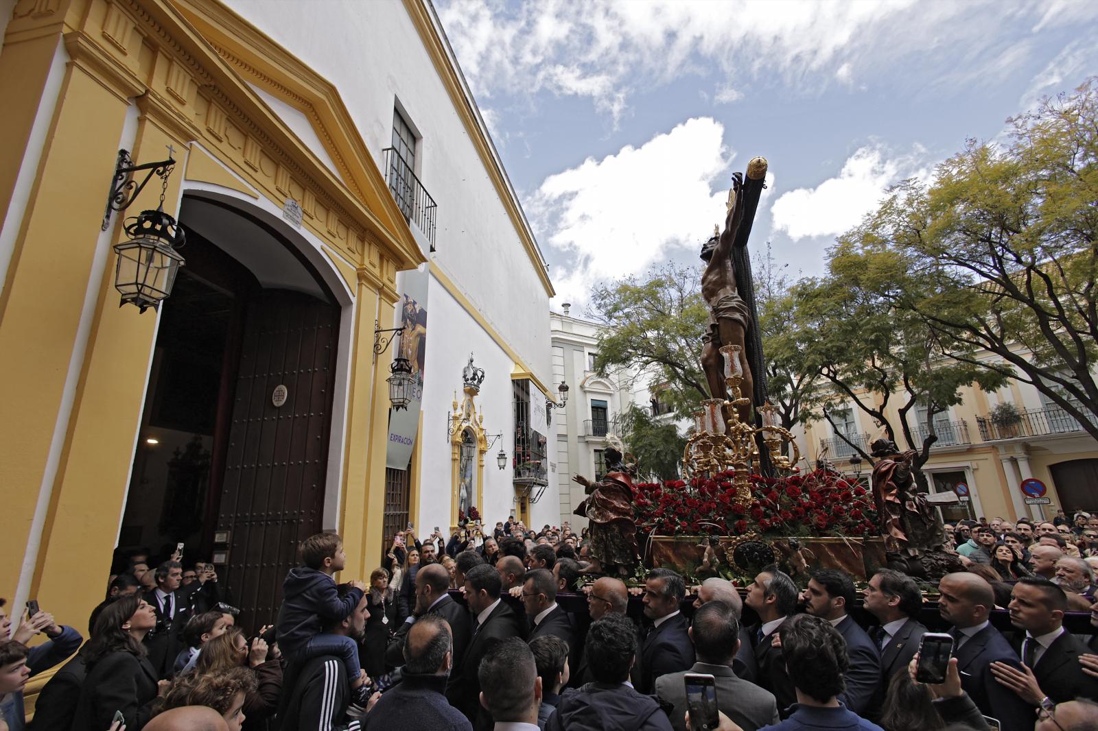 El regreso del Cristo de la Expiración del Museo de Sevilla desde San Andrés a su capilla, en imágenes