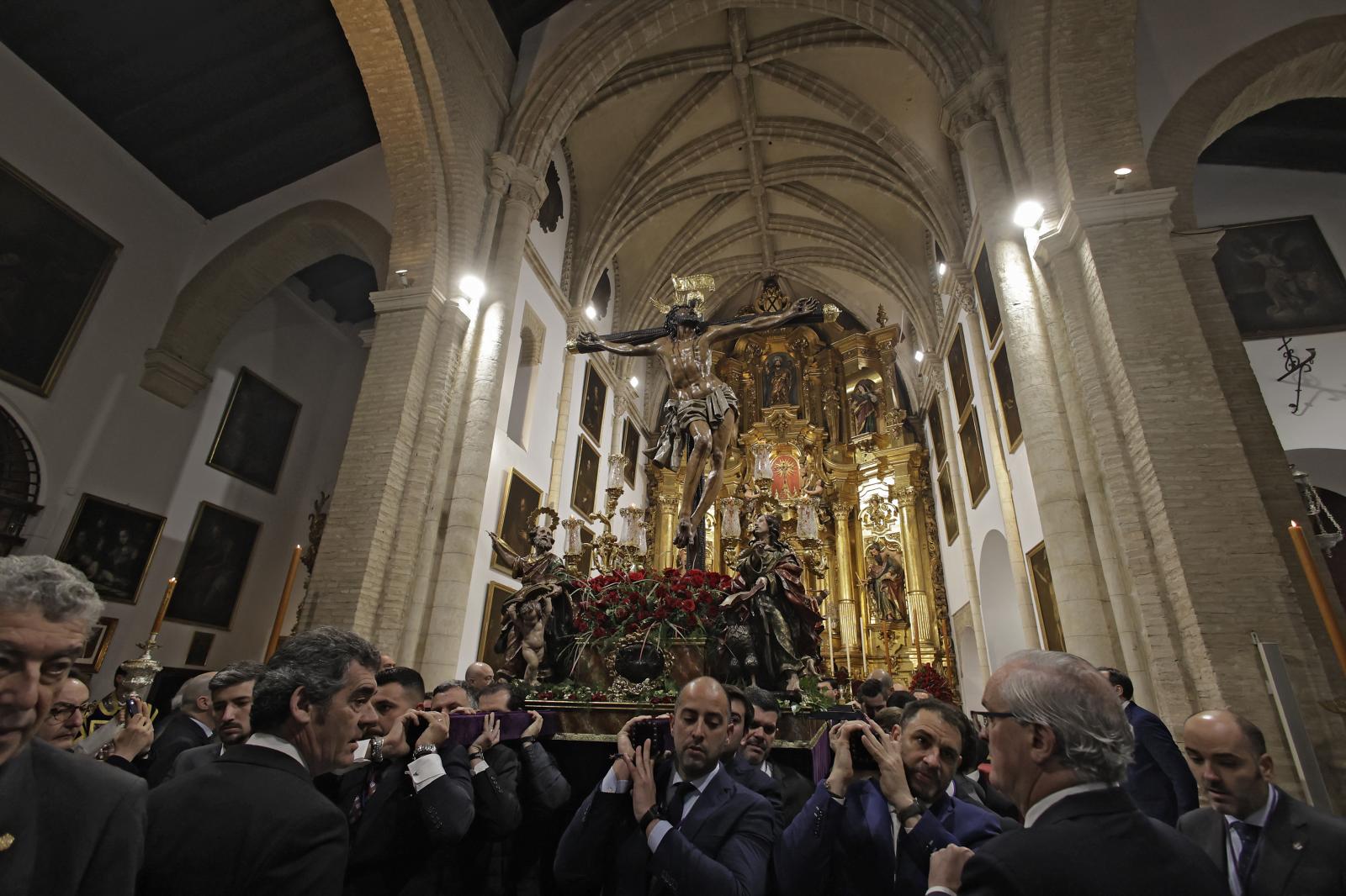 El regreso del Cristo de la Expiración del Museo de Sevilla desde San Andrés a su capilla, en imágenes