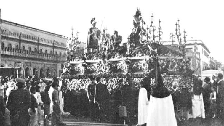 El misterio del Señor de las Penas pasando por la estación de Córdoba