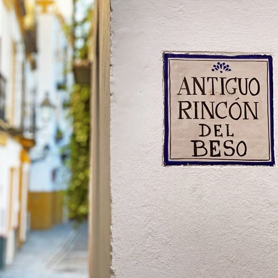 Azulejo en la calle Gloria, lugar donde se sitúa el Rincón del Beso