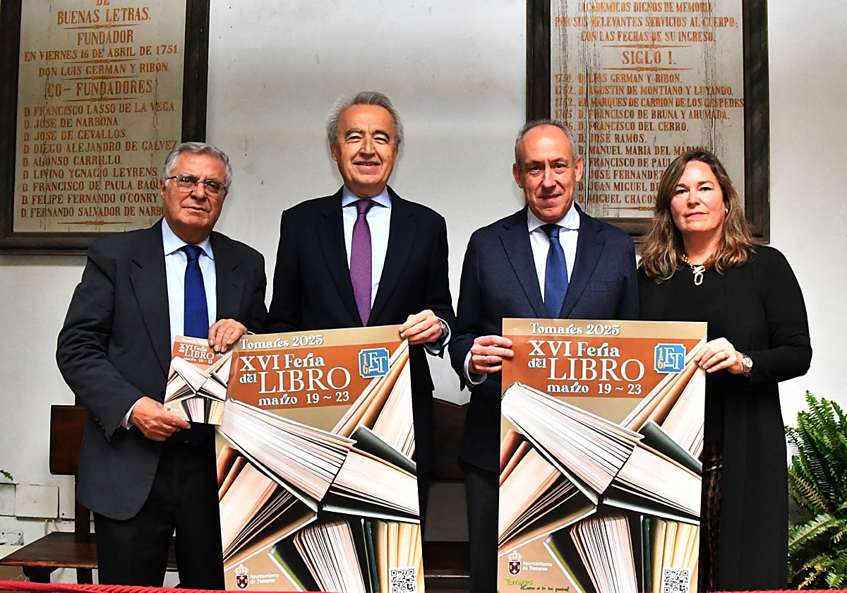 El alcalde de Tomares, José María Soriano, junto con el director de la Real Academia Sevillana de Buenas Letras, Pablo Gutiérrez-Alviz, y el vicedirector de la Real Academia, Antonio Narbona.