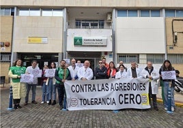 Los médicos de San Juan de Aznalfarache se manifiestan contras las agresiones y dicen que la situación es «insostenible»