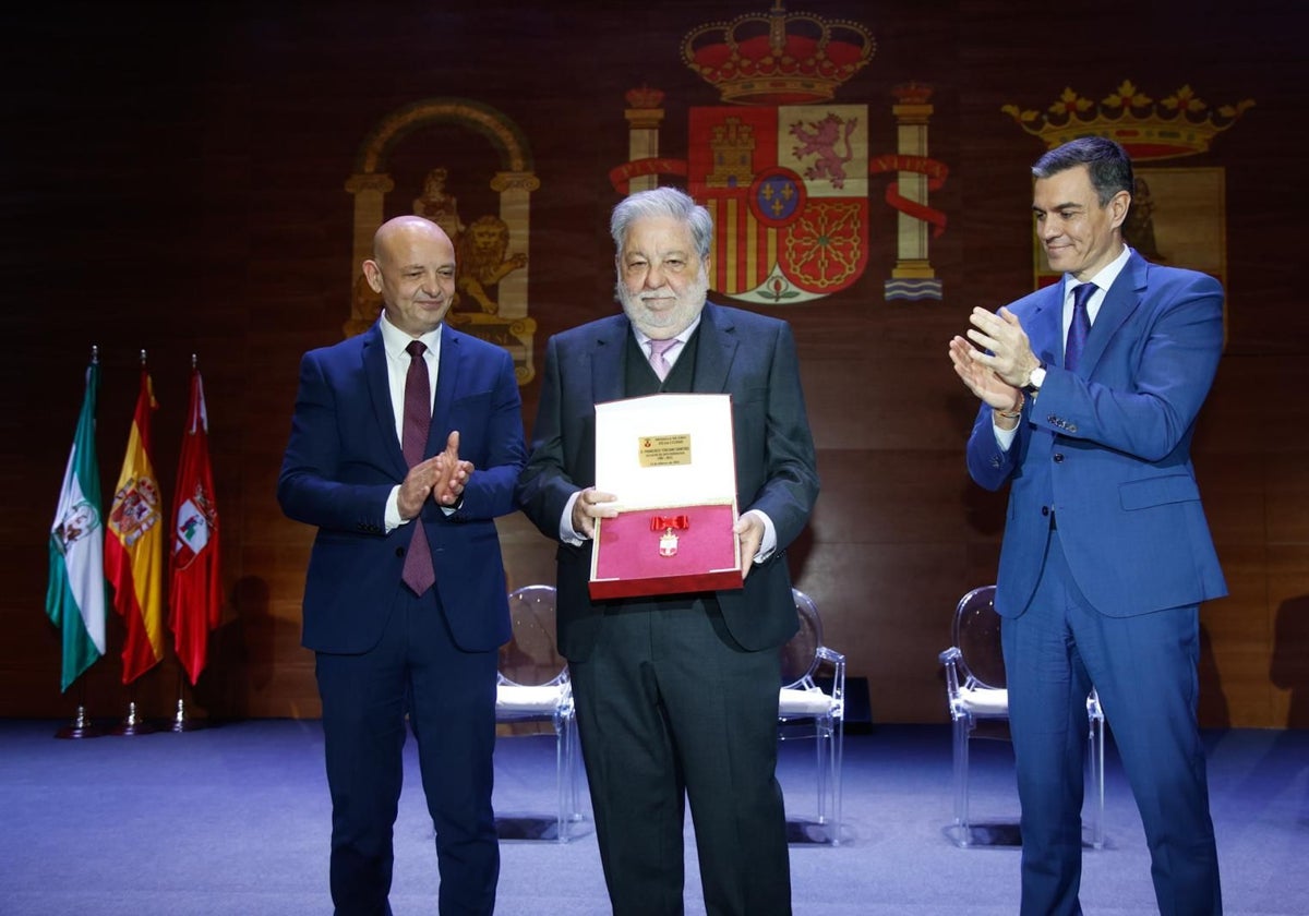 Pedro Sánchez y Francisco Rodríguez entregan la medalla de oro a Francisco Toscano
