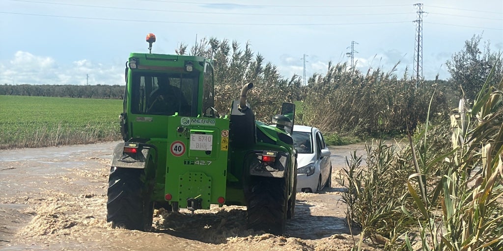 Rescatan en Arahal a un hombre de 73 años atrapado en la crecida de un arroyo