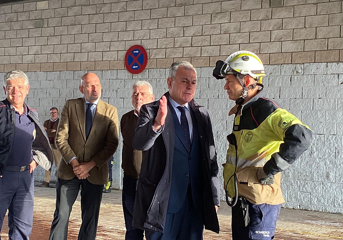 El alcalde de Sevilla dialoga con un bombero de Sevilla