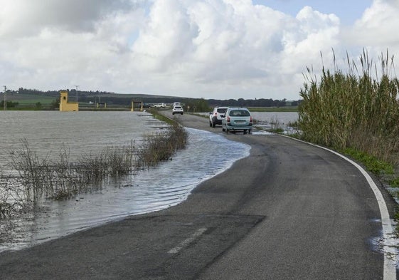 Reabierta al tráfico en ambos sentidos la AP-4 cortada desde el lunes por acumulación de agua