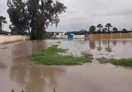 Desalojan a trece vecinos del Palmar de Troya ante la llegada de la borrasca Martinho