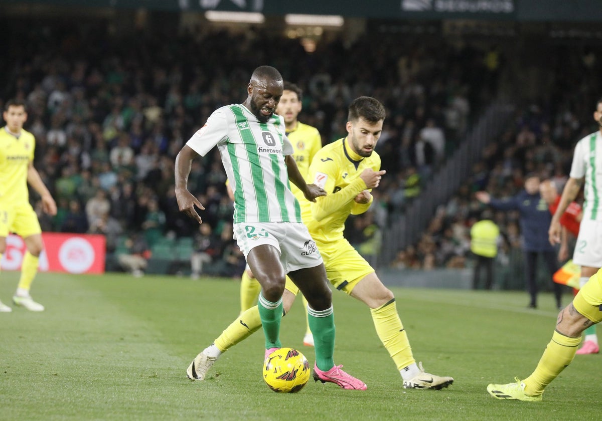 Sabaly y Baena en el partido Betis-Villarreal de la temporada pasada en el Villamarín