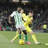 Sabaly y Baena en el partido Betis-Villarreal de la temporada pasada en el Villamarín