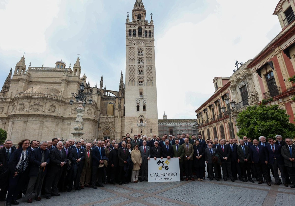 Foto de familia en la plaza de la Virgen de los Reyes