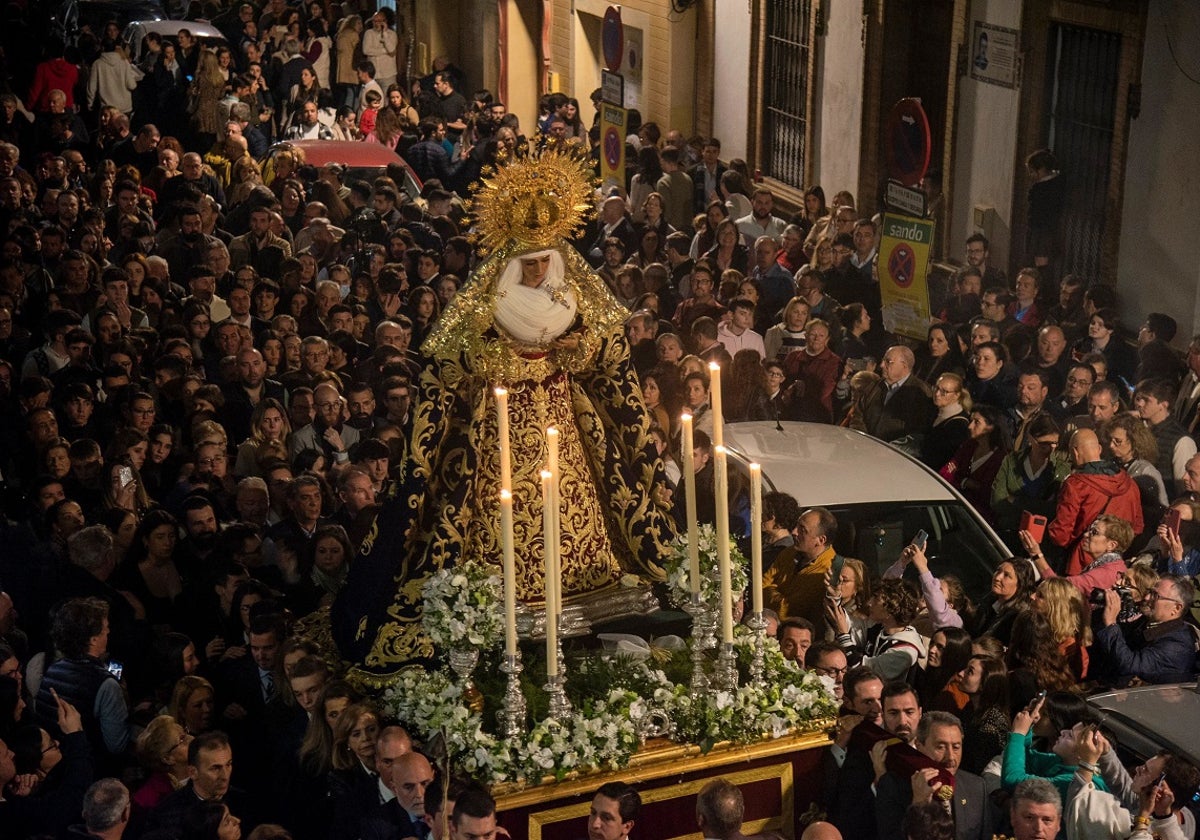 La Esperanza de Triana en uno de sus multitudinarios traslados