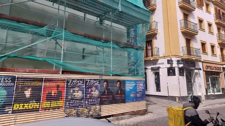Los andamios en el cruce con Las Cortes
