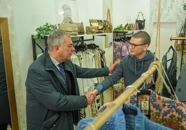 José Luis Sanz dice a los comerciantes de Pagés del Corro que «pueden estar tranquilos» ante una obra «histórica»