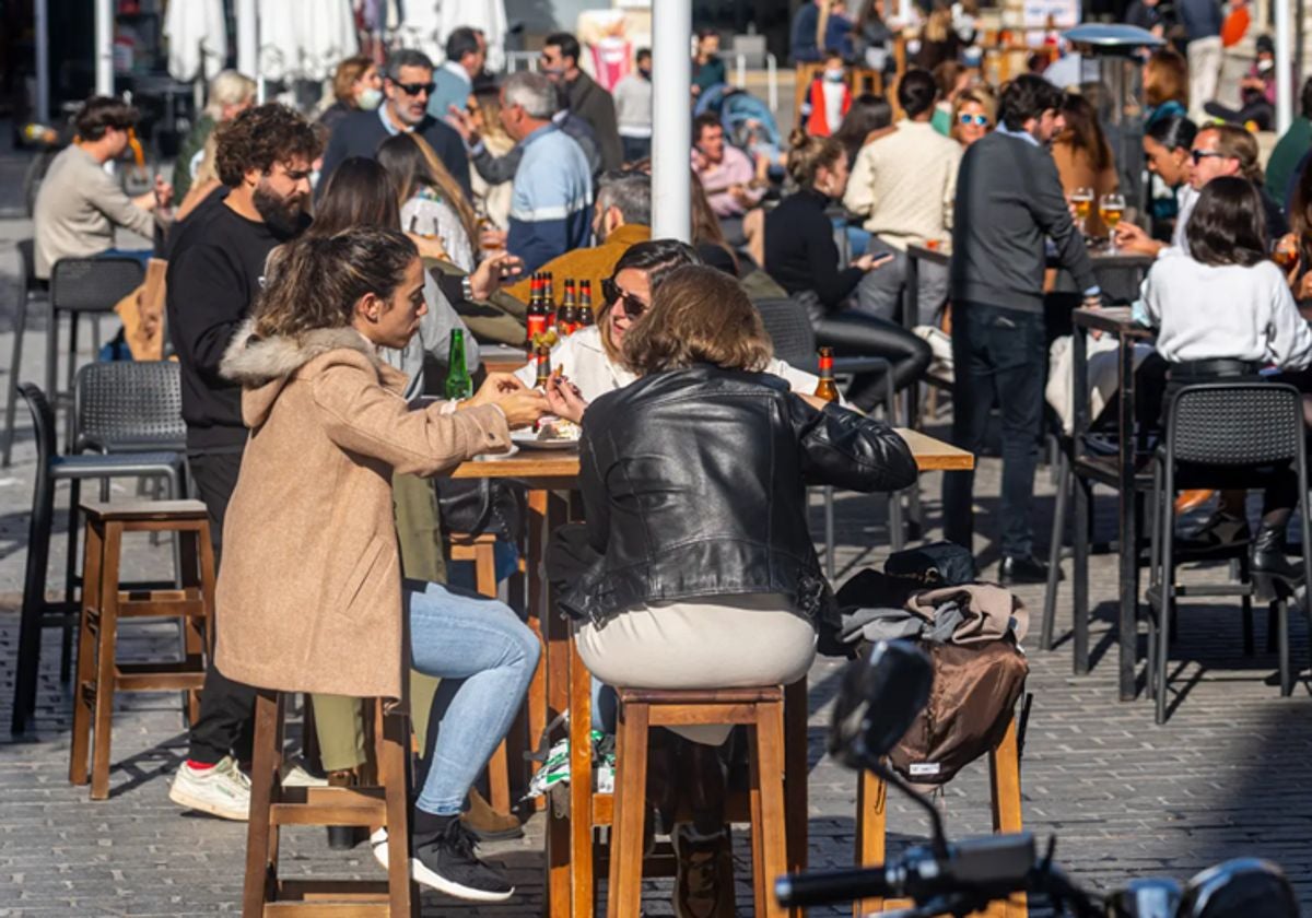 Personas disfrutando del buen tiempo en una imagen de archivo
